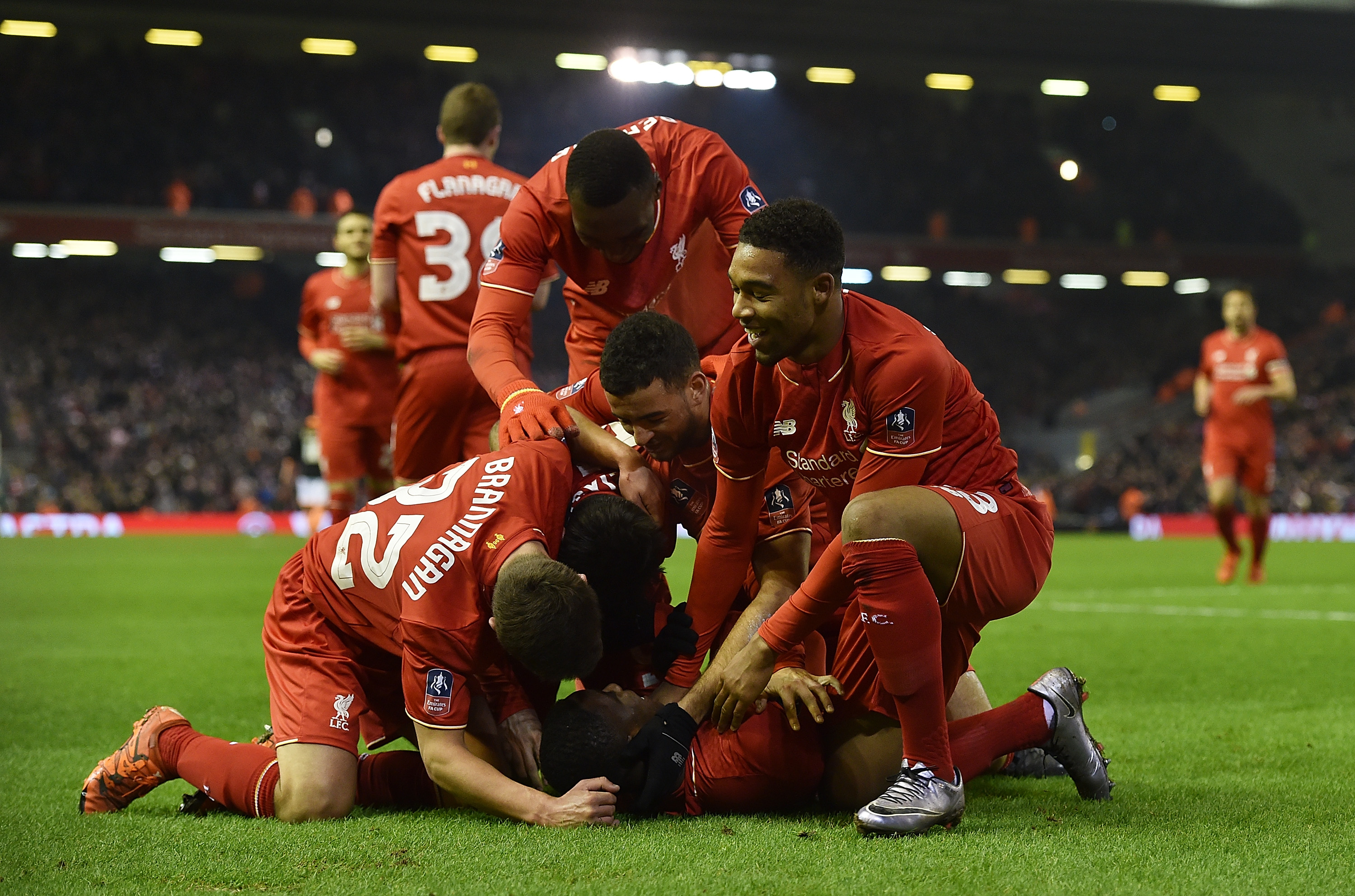 足球英超争冠形势复杂，六队仍有希望（英超争冠形势扑朔迷离 六队仍具夺冠希望）