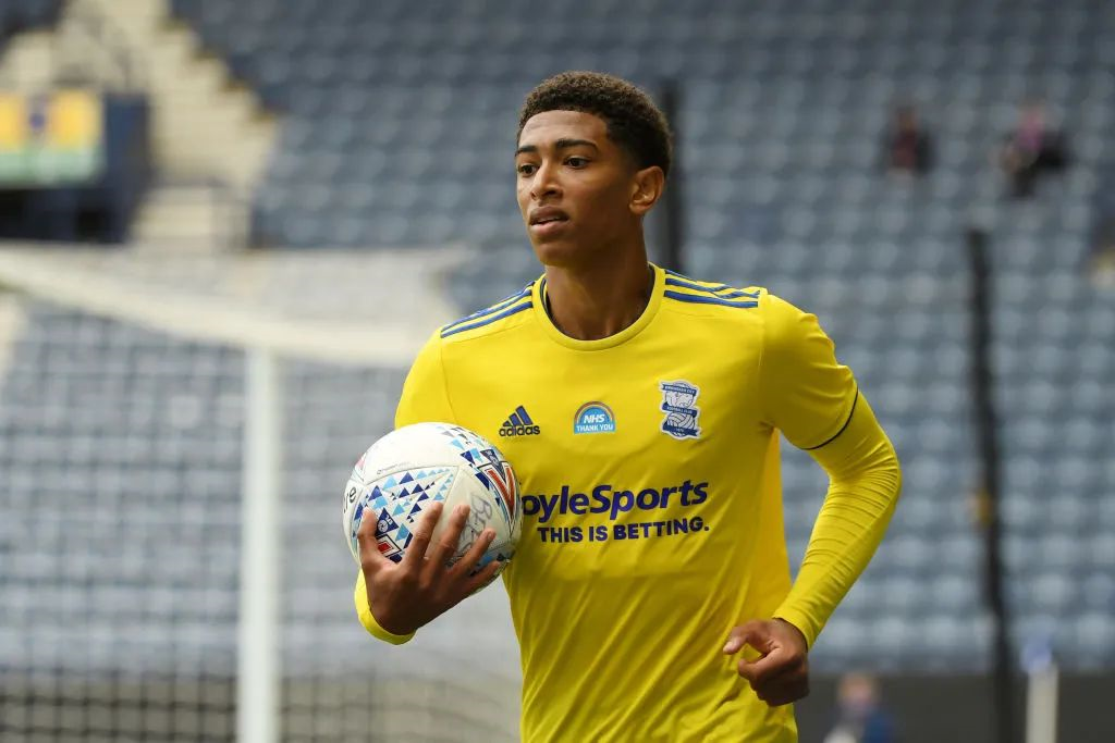 湖人詹姆斯关键封盖锁定胜局（詹姆斯制胜封盖助湖人拿下胜利）