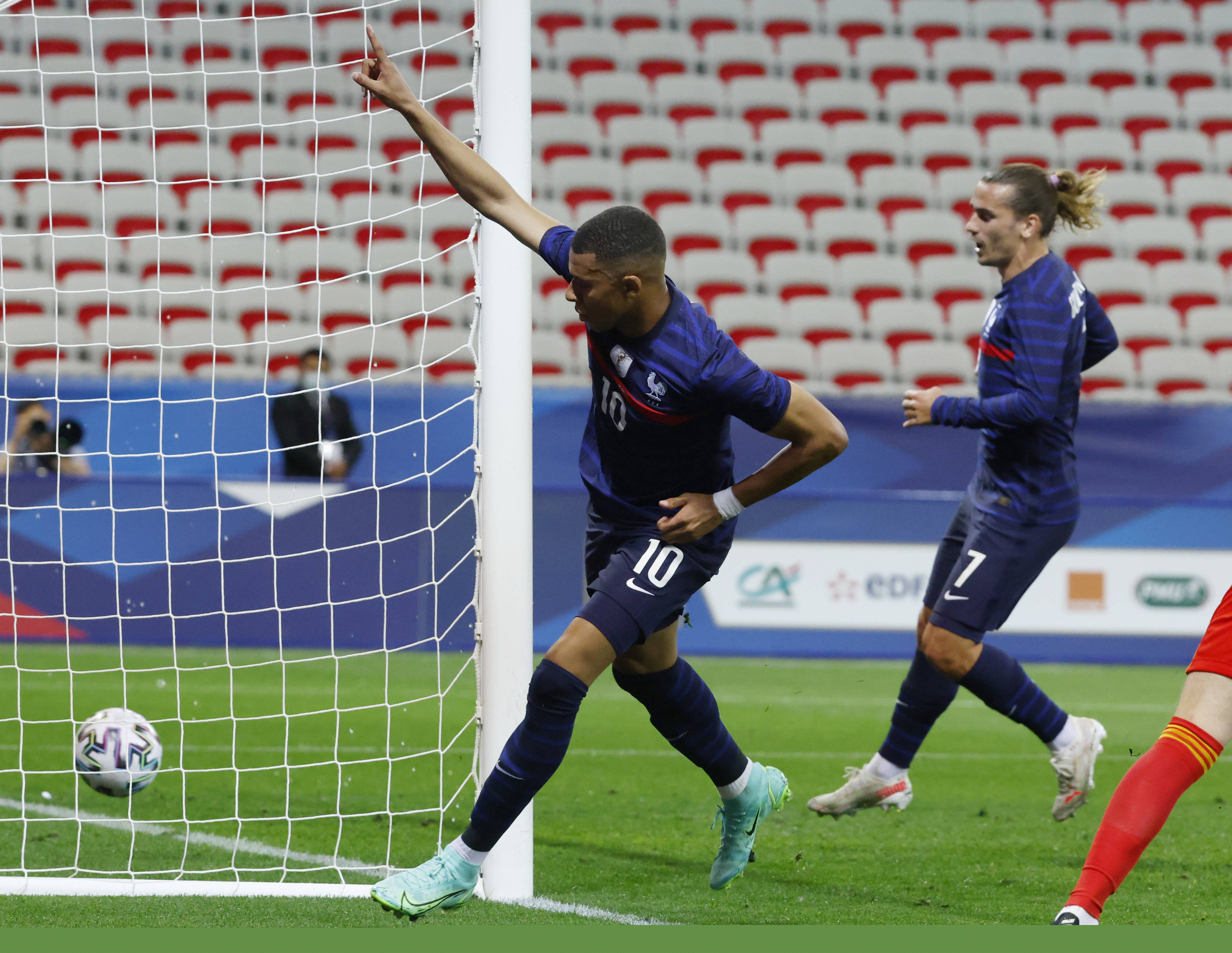 TA：沙特、美职联许多球队有意萨拉赫，但1月买他可行性不大（沙特与美职联多家俱乐部追求萨拉赫，冬窗引进可行性不高）