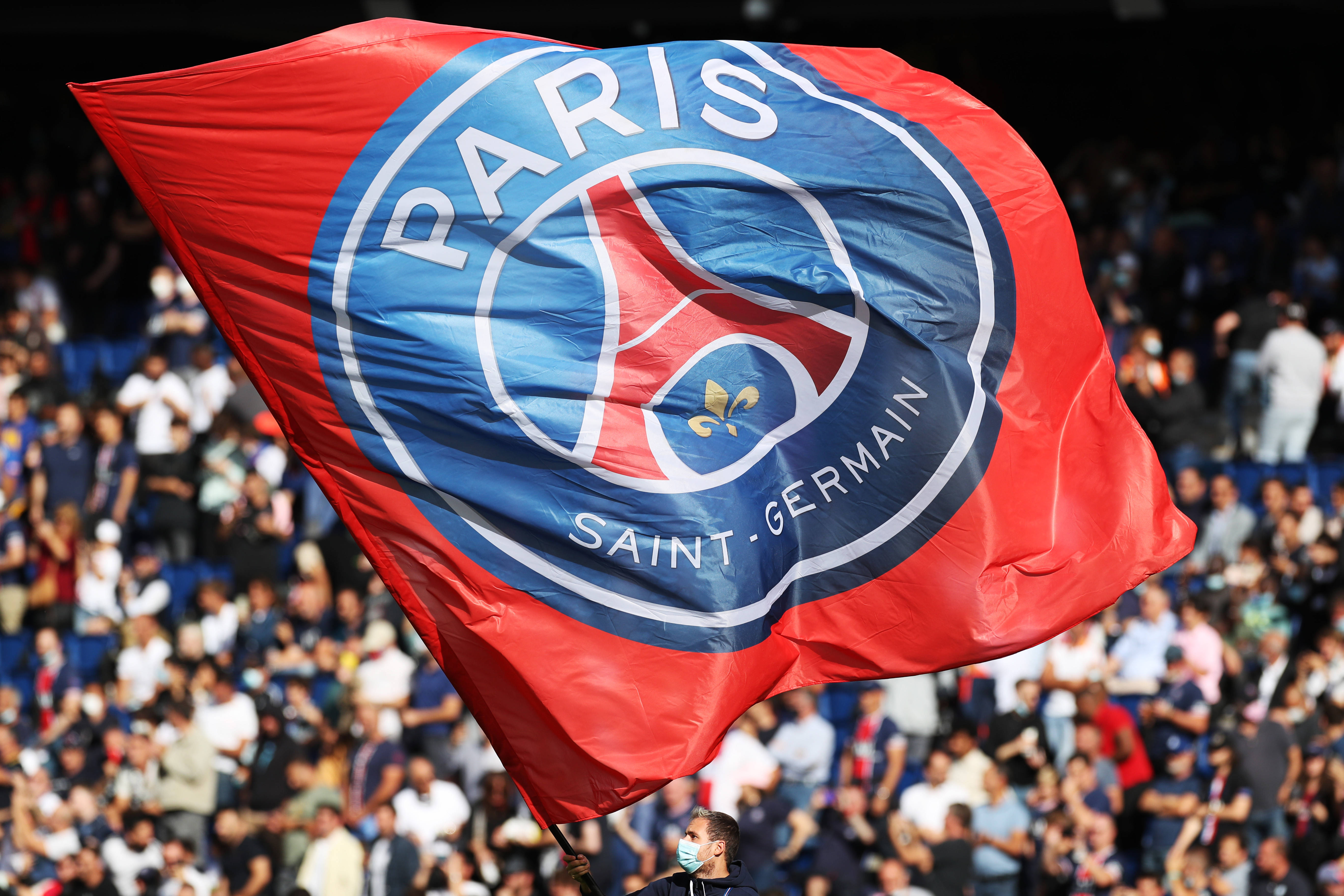 梅西抵达加尔各答开启印度行，当地民众机场迎接陷入疯狂（梅西飞抵加尔各答开启印度之旅，机场粉丝热情沸腾）