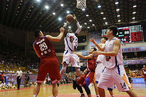 篮球火箭球员连续三场助攻上双（火箭球员连续三战送出两位数助攻）