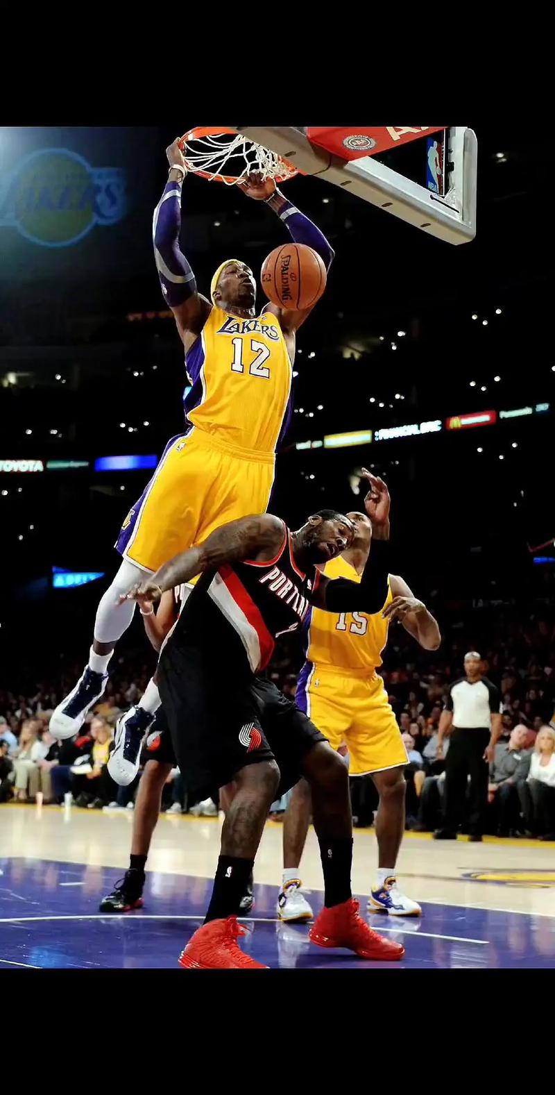 左右脚开弓 欧冠双响+MVP！前曼联天才乱杀：20场13球4助（欧冠梅开二度当选MVP！前曼联天才左右开弓，20战13球4助）