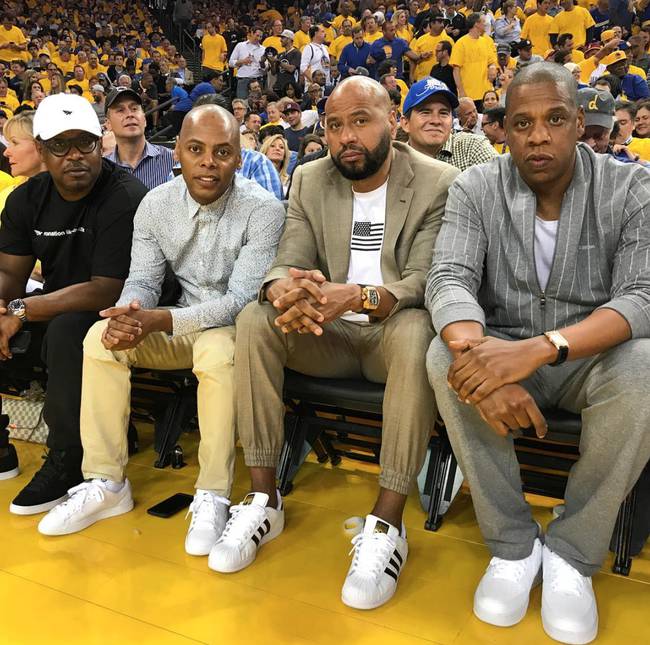 篮球CBA赛场出现精彩扣篮（CBA赛场上演震撼扣篮秀）